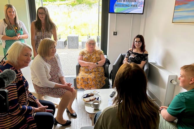 Deputy Minister Lynne Neagle and Sian Gwenllian MS meet young service users during a visit to the new Bro Myrddin Wellbeing Hwb in Carmarthen - WalesÕ first 24/7 mental health hub for children and young people